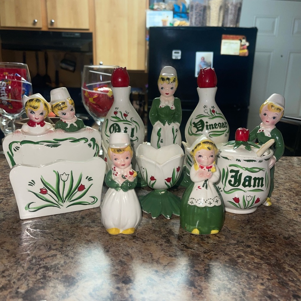 Very rare to find the full set. This is a vintage piece 1950s collectible.